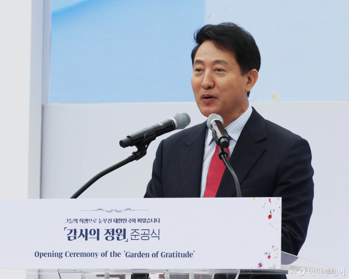 [서울=뉴시스] 조수정 기자 = 오세훈 국민의힘 서울시장 후보가 12일 오전 서울 종로구 광화문광장 '감사의 정원' 준공식에서 축사하고 있다. 2026.05.12. chocrystal@newsis.com /사진=조수정