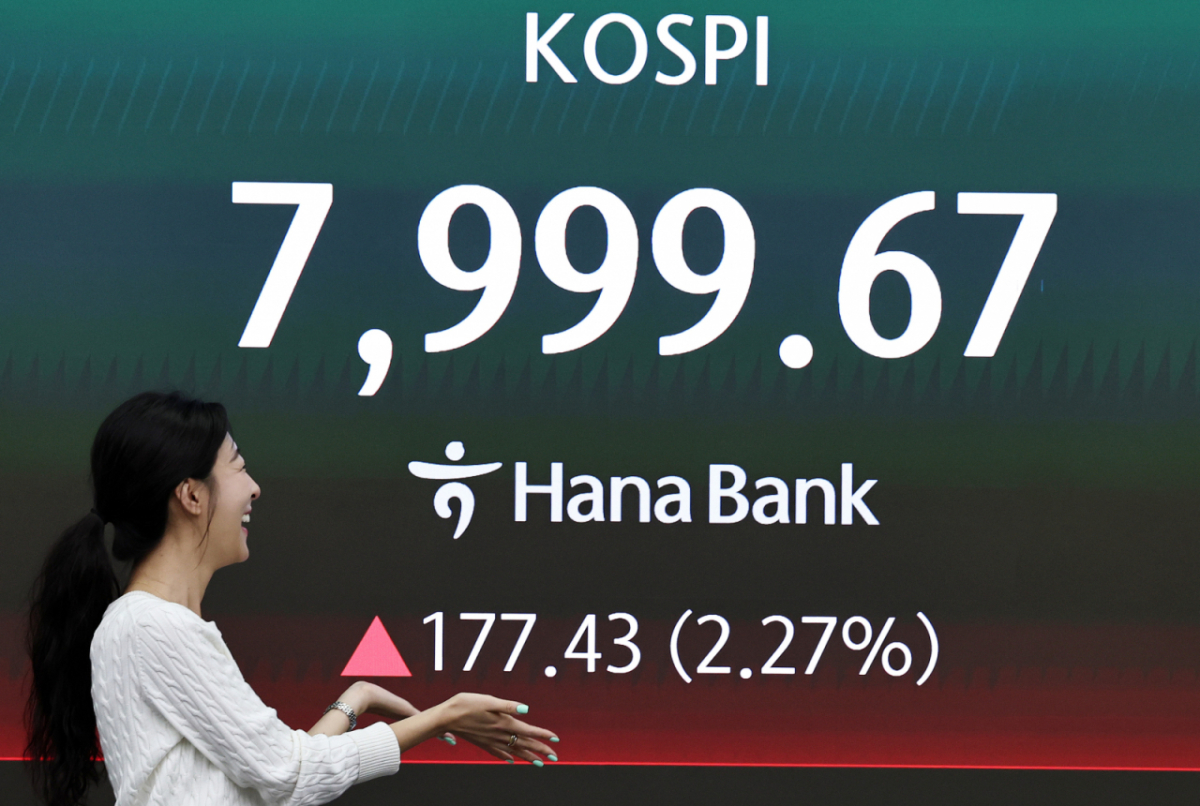 12일 코스피가 장중 한때 7999.67까지 오르며 8000을 넘봤다. 이날 오전 서울 중구 하나은행 본점 딜링룸 전광판에 지수가 나타난 모습./사진=뉴스1 