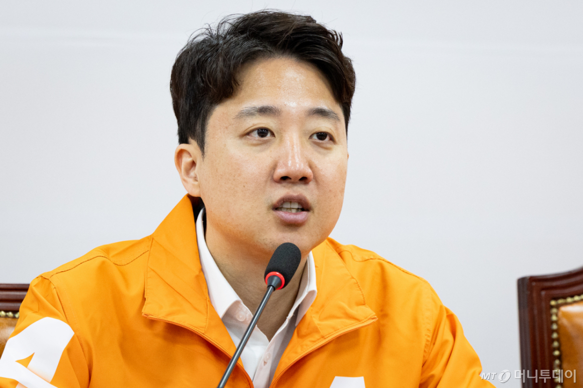 (서울=뉴스1) 유승관 기자 = 이준석 개혁신당 대표(총괄선거대책위원장)가 11일 서울 여의도 국회에서 열린 제1차 선거대책위원회의에서 모두 발언을 하고 있다. 2026.5.11/뉴스1  Copyright © 뉴스1. All rights reserved. 무단 전재 및 재배포,  AI학습 이용 금지. /사진=(서울=뉴스1) 유승관 기자