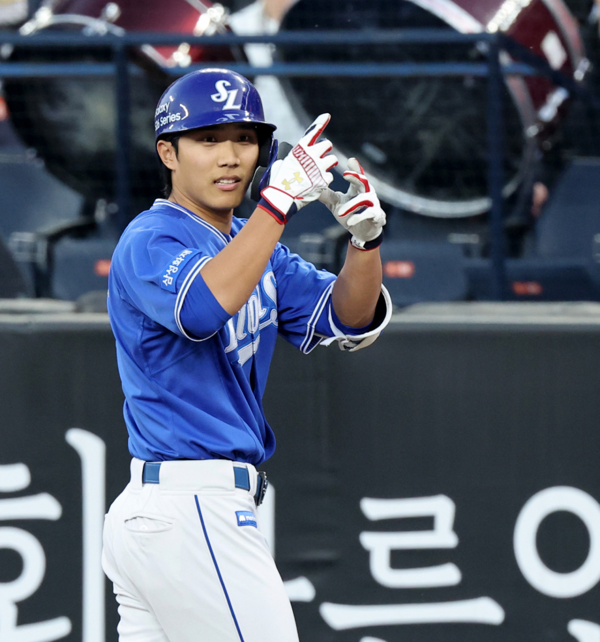 삼성 8번타자 이재현이 15일 대전한화생명볼파크에서 열리는 2026KBO리그 한화이글스와 삼성라이온즈 경기 1회초 1사 2,3루에서 안타로 출루하고 있다.. 2026.04.15. /사진=강영조 cameratalks@
