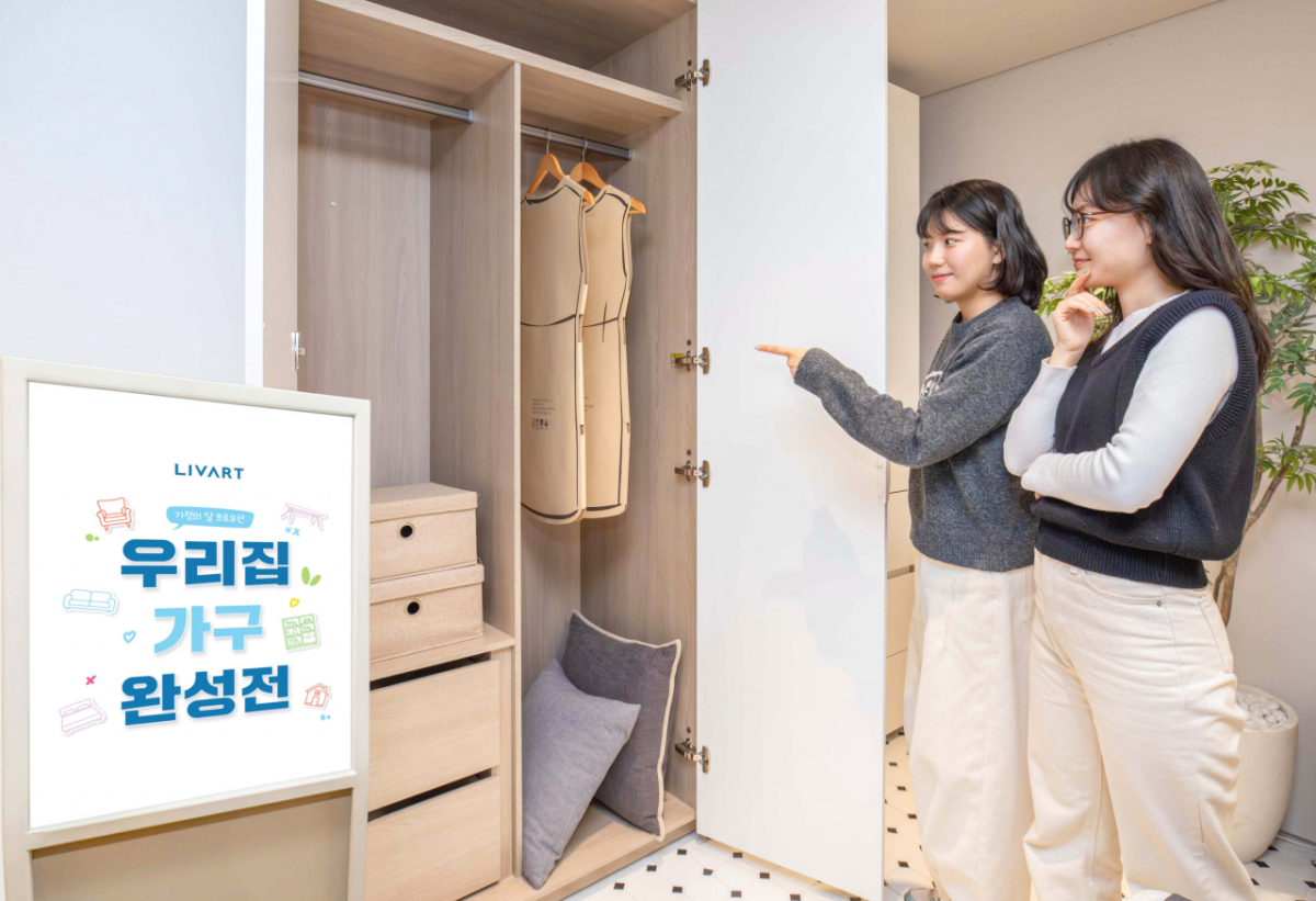 현대리바트 우리집 가구 완성전 프로모션에서 방문객이 붙박이장 '에딧'을 둘러보고 있는 모습. /사진제공=현대리바트