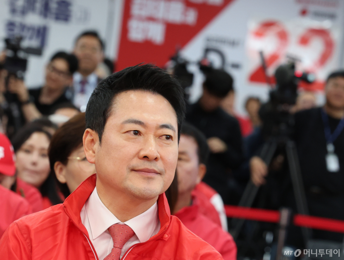 (천안=뉴스1) 김기태 기자 = 장동혁 국민의힘 대표가 12일 충남 천안 김태흠 충남지사 후보 선거사무소에서 열린 제9회 전국동시지방선거 국민의힘 충남도당 당직자 회의 및 필승결의대회에 참석해 있다. 장 대표 뒤로 지방선거 D-22 상황판이 보이고 있다. 2026.5.12/뉴스1  Copyright © 뉴스1. All rights reserved. 무단 전재 및 재배포,  AI학습 이용 금지. /사진=(천안=뉴스1) 김기태 기자