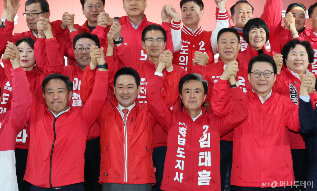 (천안=뉴스1) 김기태 기자 = 장동혁 국민의힘 대표가 12일 충남 천안 김태흠 충남지사 후보 선거사무소에서 열린 제9회 전국동시지방선거 국민의힘 충남도당 당직자 회의 및 필승결의대회에서 후보자들과 함께 필승을 결의하고 있다. 2026.5.12/뉴스1  Copyright © 뉴스1. All rights reserved. 무단 전재 및 재배포,  AI학습 이용 금지. /사진=(천안=뉴스1) 김기태 기자