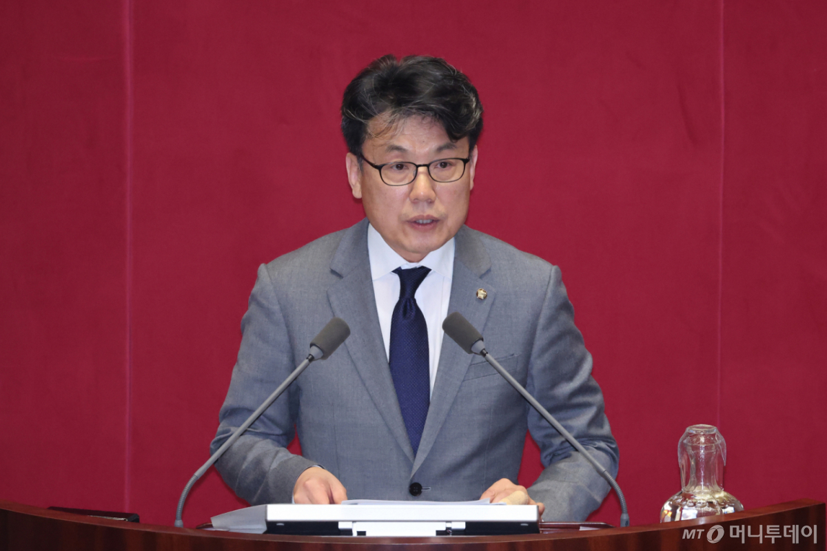 (서울=뉴스1) 신웅수 기자 = 진성준 예산결산특별위원회 위원장이 10일 서울 여의도 국회에서 열린 제434회국회(임시회) 3차 본회의에서 2026년도 제1회 추가경정예산안(정부)에 대한 심사 보고를 하고 있다. 2026.4.10/뉴스1  Copyright © 뉴스1. All rights reserved. 무단 전재 및 재배포,  AI학습 이용 금지. /사진=(서울=뉴스1) 신웅수 기자