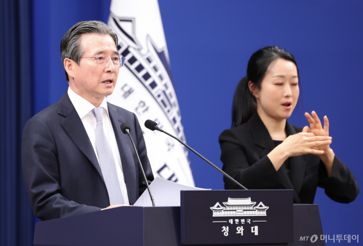 (서울=뉴스1) 허경 기자 = 김용범 정책실장이 27일 청와대 춘추관에서 데미스 하사비스 구글 딥마인드 공동창업자 겸 대표 접견 관련 브리핑을 하고 있다. 2026.4.27/뉴스1  Copyright © 뉴스1. All rights reserved. 무단 전재 및 재배포,  AI학습 이용 금지. /사진=(서울=뉴스1) 허경 기자