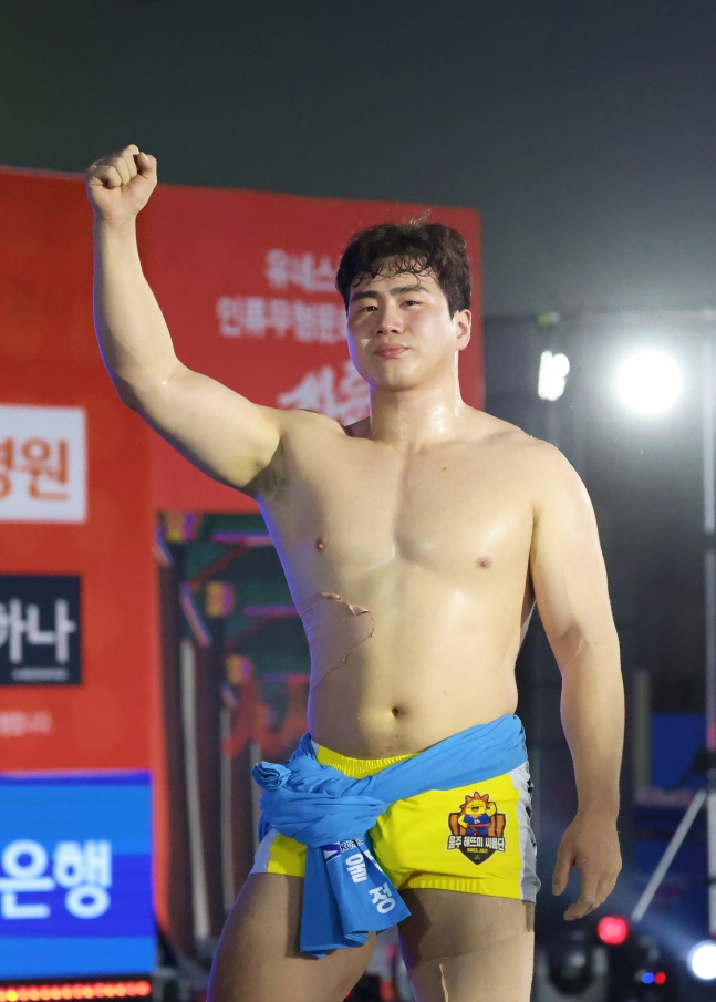 정종진이 12일 강원특별자치도 평창군 진부생활체육관에서 열린 '위더스제약 2026 민속씨름 평창오대산천장사씨름대회' 금강장사(90㎏ 이하) 결정전에서 우승을 확정짓고 기뻐하고 있다./사진=대한씨름협회 제공