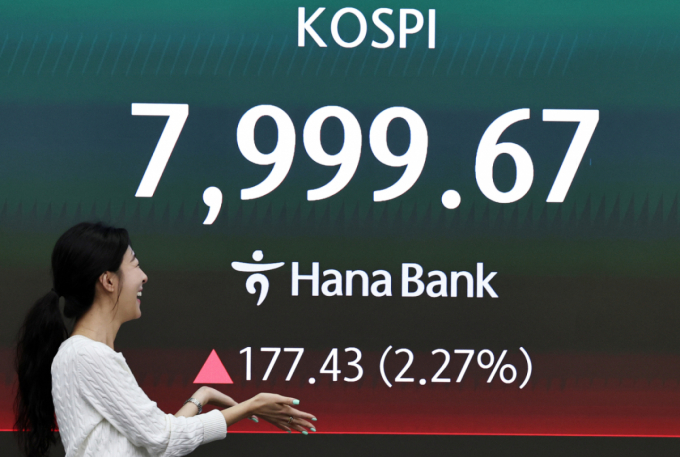 12일 코스피가 장중 한때 7999.67까지 오르며 8000을 넘봤다. 이날 오전 서울 중구 하나은행 본점 딜링룸 전광판에 지수가 나타난 모습./사진=뉴스1 