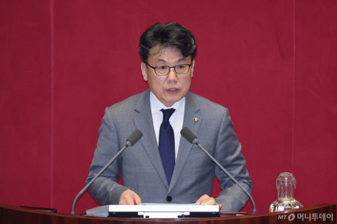 (서울=뉴스1) 신웅수 기자 = 진성준 예산결산특별위원회 위원장이 10일 서울 여의도 국회에서 열린 제434회국회(임시회) 3차 본회의에서 2026년도 제1회 추가경정예산안(정부)에 대한 심사 보고를 하고 있다. 2026.4.10/뉴스1  Copyright (C) 뉴스1. All rights reserved. 무단 전재 및 재배포,  AI학습 이용 금지. /사진=(서울=뉴스1) 신웅수 기자