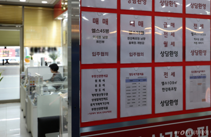 [서울=뉴시스] 김진아 기자 = '다주택자 양도소득세 중과'가 10일 재개된 이후 서울 아파트 매물은 감소세를 이어갈 것으로 보인다. 사진은 11일 서울 시내 부동산 밀집 상가. 2026.05.11. bluesoda@newsis.com /사진=김진아
