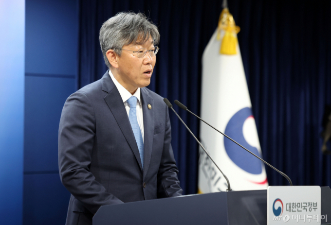 [서울=뉴시스] 김선웅 기자 = 김이탁 국토교통부 1차관이 12일 서울 종로구 정부서울청사에서 토지거래허가구역 실거주 의무 유예 관련 내용을 브리핑하고 있다. 2026.05.12. mangusta@newsis.com /사진=김선웅