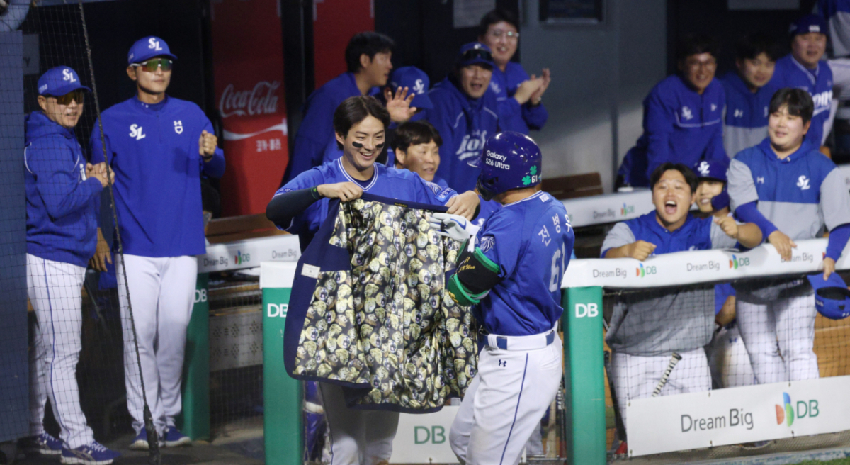 2026 신한 SOL KBO리그 LG 트윈스 대 삼성 라이온즈 경기가 12일 서울 잠실야구장에서 열렸다.  삼성 전병우가 8회초 2사 만루에서 LG 장현식을 상대로 만루 홈런을 날리고 홈인한 후 동료들의 환영을 받고 있다. /사진=김진경 kim.jinkyung@