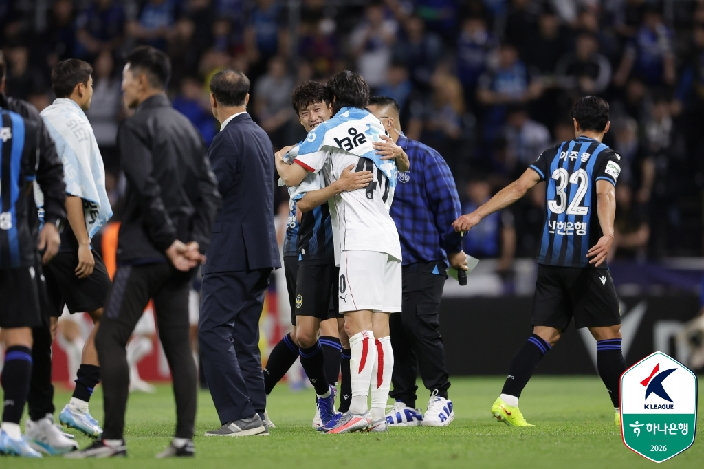 경기 후 이청용(가운데 왼쪽)과 기성용이 포옹하고 있다. /사진=한국프로축구연맹 제공