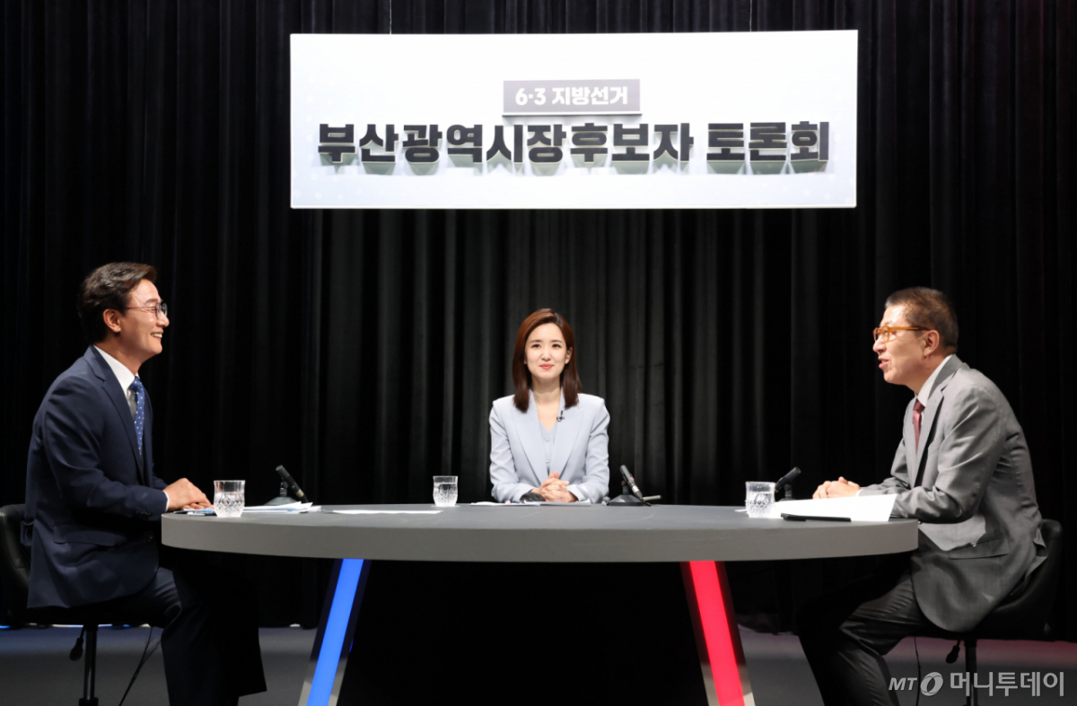 [부산=뉴시스] 하경민 기자 = 6·3전국동시지방선거 부산시장 후보자 토론회가 열린 12일 부산 동구 부산MBC에서 전재수(왼쪽) 더불어민주당 후보와 박형준 국민의힘 후보가 본격적인 토론에 앞서 사전 연습을 하고 있다. 2026.05.12. yulnetphoto@newsis.com /사진=하경민