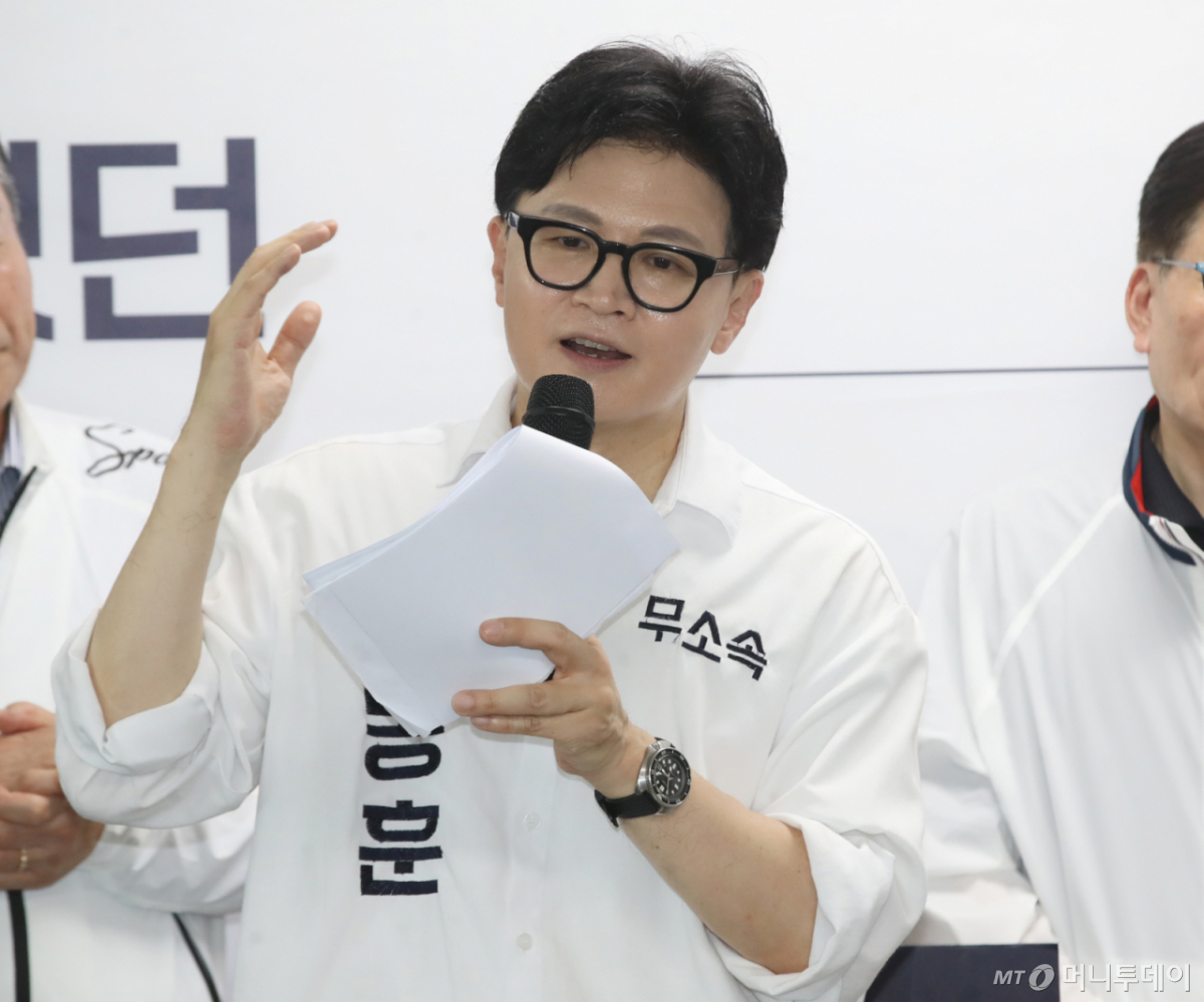 (부산=뉴스1) 윤일지 기자 = 부산 북구갑 국회의원 보궐선거에 출마한 한동훈 무소속 후보가 10일 오후 부산 북구에서 열린 선거사무소 개소식에서 참석자를 소개하고 있다. 2026.5.10/뉴스1 Copyright © 뉴스1. All rights reserved. 무단 전재 및 재배포, AI학습 이용 금지. /사진=(부산=뉴스1) 윤일지 기자