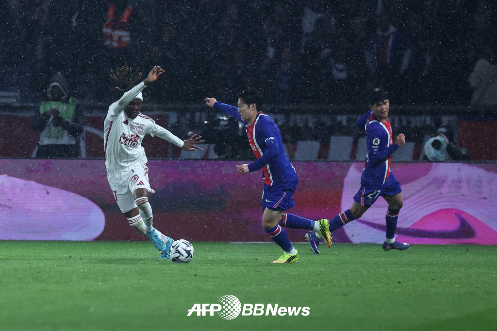 지난 11일 브레트스와의 2025-2026 프랑스 리그1 33라운드 홈경기에 출전한 파리 생제르맹(PSG) 이강인. /AFPBBNews=뉴스1