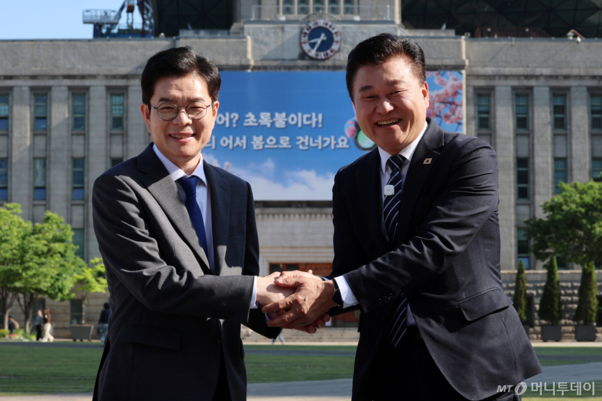 [서울=뉴시스] 조성우 기자 = 정원오(왼쪽) 더불어민주당 서울시장 후보와 신용한 더불어민주당 충북도지사 후보가 13일 오전 서울 중구 서울광장에서 열린 서울-충북 상생 협약식에서 협약서에 서명한 뒤 기념촬영하고 있다. 2026.05.13. xconfind@newsis.com /사진=조성우