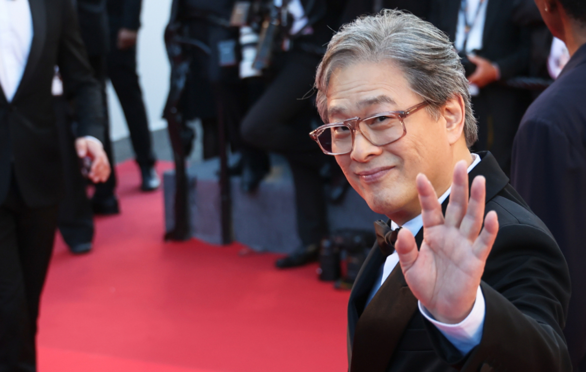 배우 데미 무어, 루스 네가, 감독 클로이 자오, 로라 완델, 디에고 세스페데스, 배우 이삭 드 방콜레, 배우 스텔란 스카르스고르드, 각본가 폴 래버티 등과 함께 제79회 칸 영화제 심사위원단에 포함된 박찬욱 감독. /사진=뉴스1