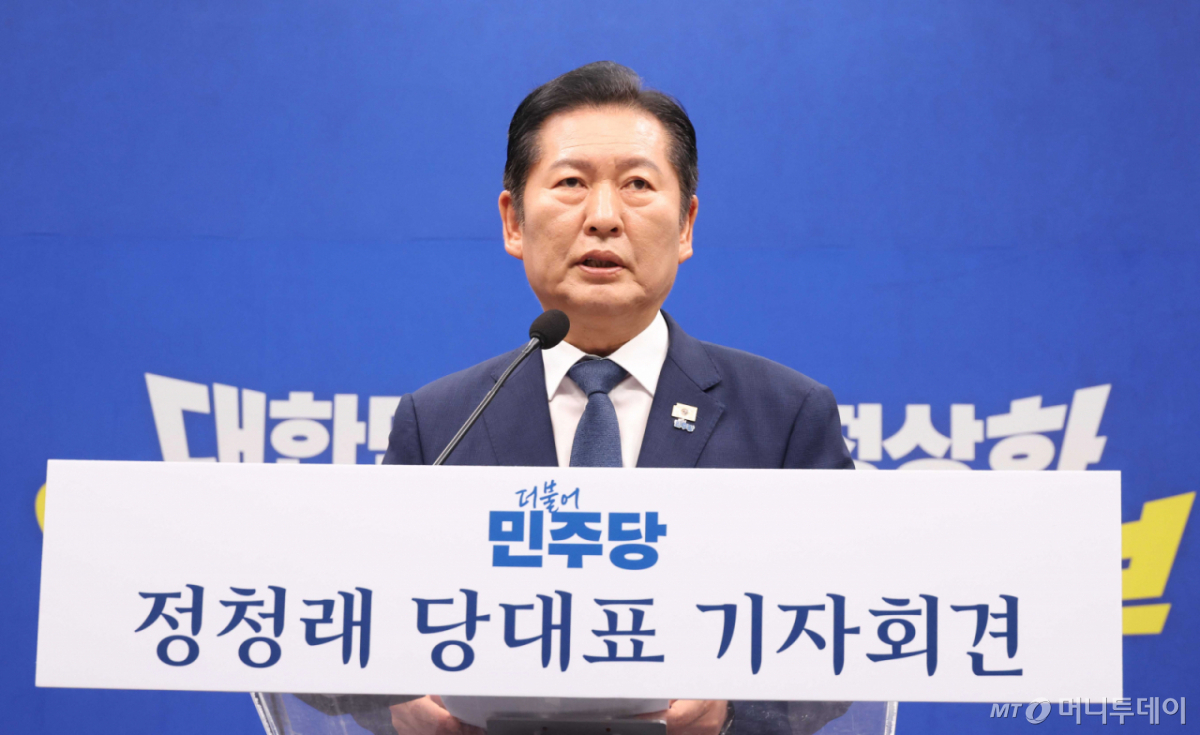 [서울=뉴시스] 조성봉 기자 = 정청래 더불어민주당 대표가 13일 오전 서울 여의도 국회에서 열린 6.3 지방선거 관련 기자회견에서 발언을 하고 있다. 2026.05.13. suncho21@newsis.com /사진=조성봉