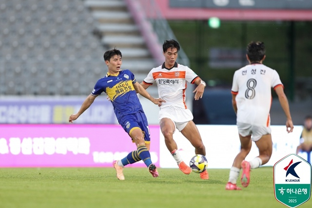 경기에 집중하는 박재성(가운데). /사진=한국프로축구연맹 제공