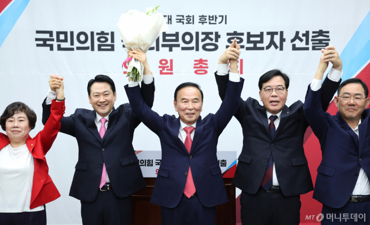 (서울=뉴스1) 신웅수 기자 = 장동혁 국민의힘 대표가 13일 서울 여의도 국회에서 열린 제22대 국회 후반기 국회부의장 후보자 선출 의원총회에서 후보로 선출된 박덕흠 의원과 손을 맞잡고 인사하고 있다. 2026.5.13/뉴스1 Copyright © 뉴스1. All rights reserved. 무단 전재 및 재배포, AI학습 이용 금지. /사진=(서울=뉴스1) 신웅수 기자