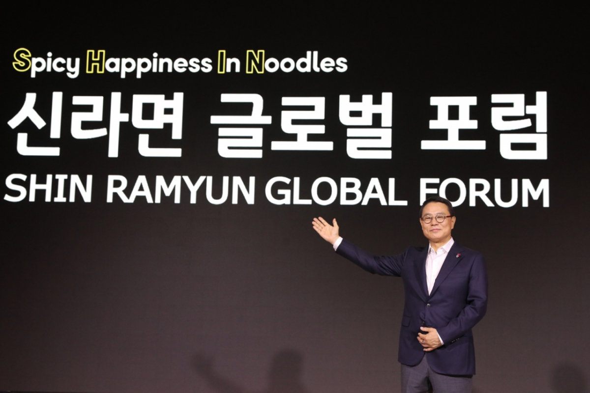 농심 신라면 국내 라면 최초 누적 매출 20조원을 달성했다고 밝혔다. 조용철 농심 대표이사가 13일 오전 서울 중구에서 열린 글로벌 포럼에서 이 같은 성과를 설명하는 모습./사진제공=농심