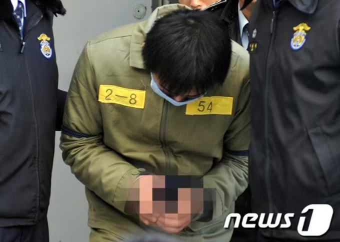 2013년 1월 25일 오후 울산지방법원에서 열린 공판에서 사형 선고를 받은 김홍일이 고개를 숙인채 법원 청사를 나서고 있다./사진=뉴스1