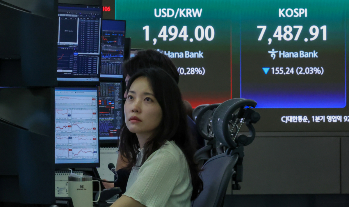 (서울=뉴스1) 이종수 인턴기자 = 코스피가 장 초반 7500선 아래로 밀린 13일 서울 중구 하나은행 딜링룸 전광판에 코스피 지수, 원·달러 환율이 표시돼 있다. 이날 코스피는 전 거래일 대비 129.50포인트 하락한 7513.65로 출발했다. 2026.5.13/뉴스1 Copyright © 뉴스1. All rights reserved. 무단 전재 및 재배포, AI학습 이용 금지. /사진=(서울=뉴스1) 이종수 인턴기자