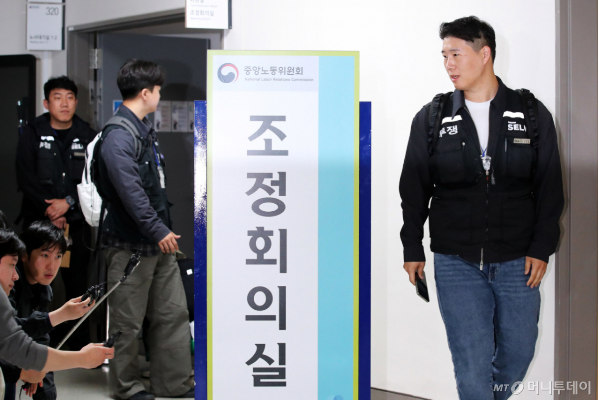 최승호 초기업노조 삼성전자지부 위원장과 교섭대표들이 13일 새벽 세종시 정부세종청사 중앙노동위원회에서 열린 사후조정 회의가 최종 결렬되며 협상장을 떠나고 있다. /사진=뉴스1 /사진=(세종=뉴스1) 김기남 기자