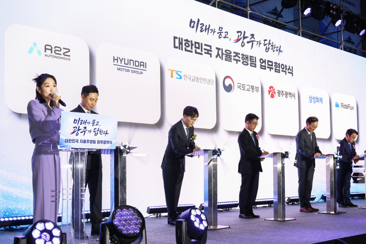 업무협약식에 참석한 주요 인사들이 연단에 마련된 협약 전자 서명판에 서명을 하고 있다. (왼쪽 두번째부터) 한지형 오토노머스 A2Z 대표, 박민우 현대차·기아 AVP본부장(사장), 정용식 한국교통안전공단 이사장, 김윤덕 국토교통부 장관, 강기정 광주광역시 시장/사진=현대차그룹