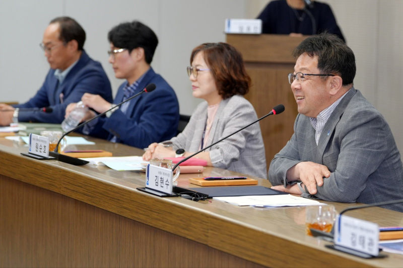 김현수 수원시장 권한대행(오른쪽)이 '투자유치 전략합동회의'에서 발언하고 있다./사진제공=수원시