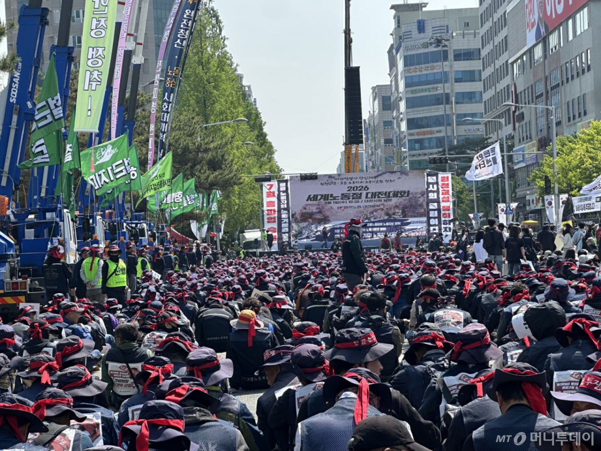 전국민주노동조합총연맹 대전본부 소속 노조원들이 노동절인 1일 오전 대전 서구 둔산동 대전시청 남문 앞 도로에서 원청 교섭 등 쟁취를 위한 투쟁을 벌이기 위해 집회에 참석해 앉아있다. 2026.05.01. /사진=뉴시스
