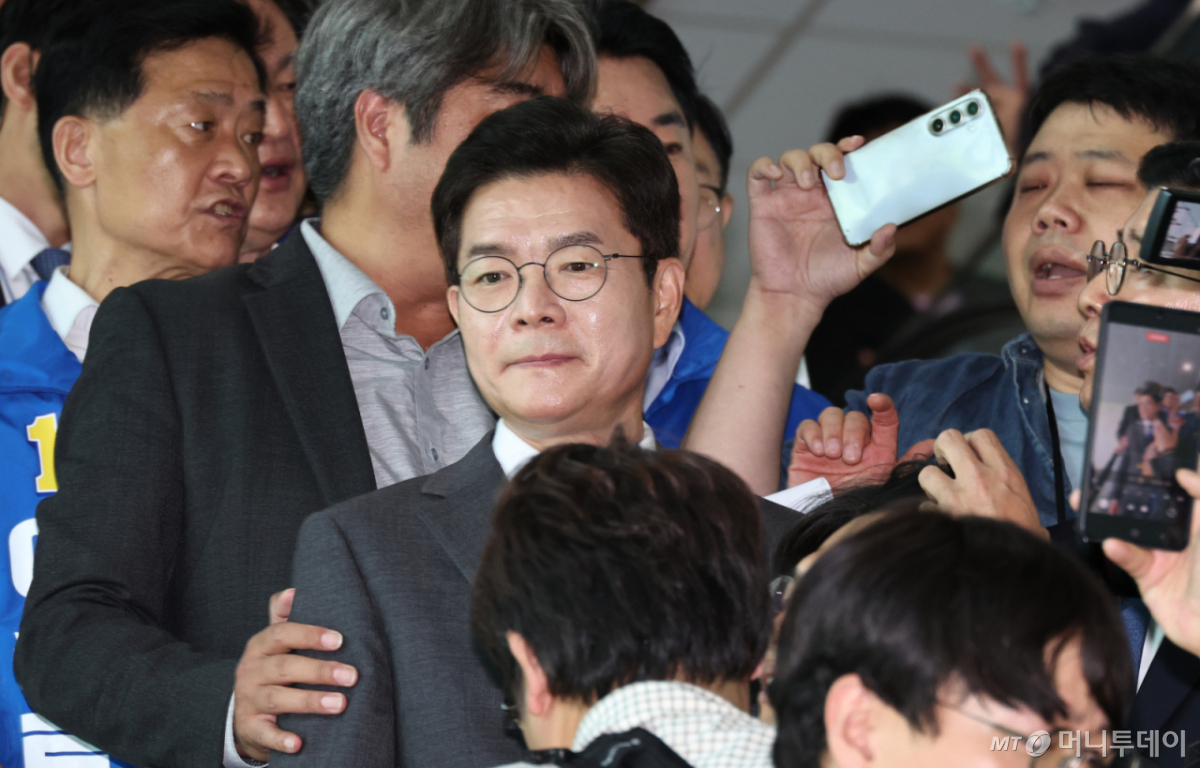 [서울=뉴시스] 김금보 기자 = 정원오 더불어민주당 서울시장 후보가 13일 오전 서울 여의도 국회 소통관에서 자신의 폭행전과에 대한 취재진 질문에 답변하지 않고 이동하고 있다. 2026.05.13. kgb@newsis.com /사진=김금보