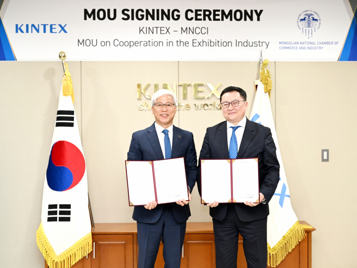 13일 열린 킨텍스-MNCCI 업무협약 체결식에서 이민우 킨텍스 대표이사(왼쪽)와 바타르자브 르하그바자브 몽골상공회의소 회장이 기념사진을 촬영하고 있다. /사진제공=킨텍스