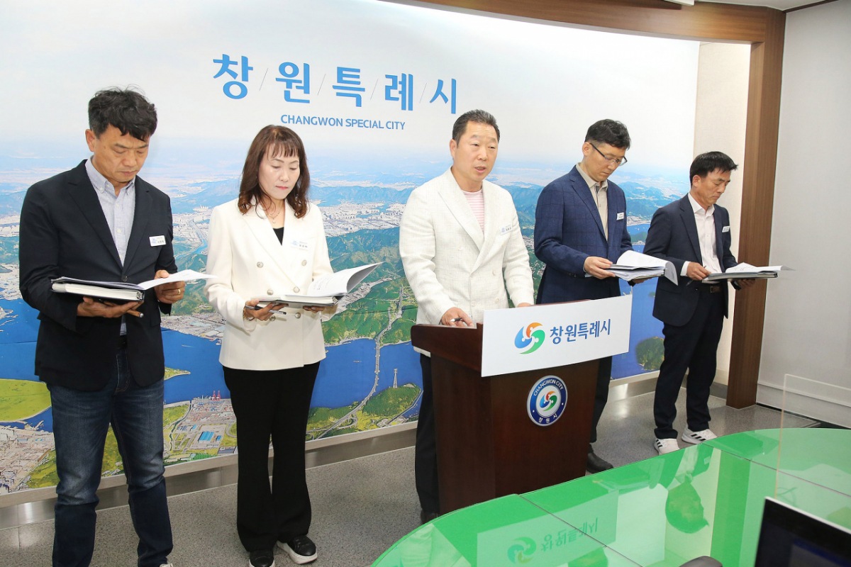 정윤규 창원특례시 푸른도시사업소장(가운데)이 기후대응 도시숲 조성을 설명하고 있다./사진제공=창원특례시