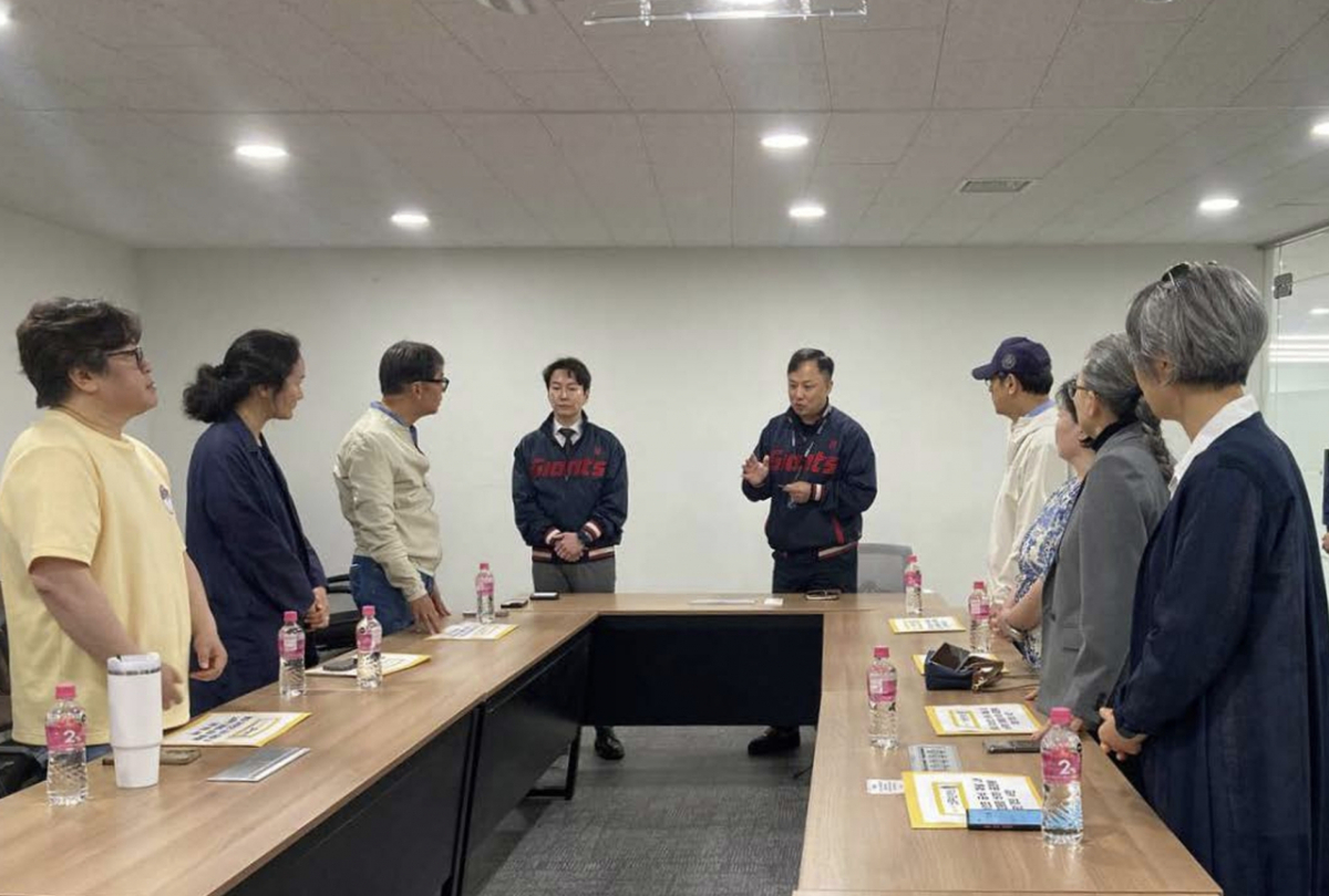 노무현재단 부산지역위원회가 롯데 자이언츠에 항의 서한을 달하는 모습/사진=노무현재단 제공