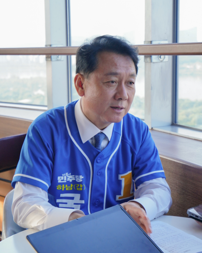 이광재 경기 하남갑 더불어민주당 후보가 12일 경기 하남 유니온스퀘어에서 인터뷰하는 모습. /사진=이광재 캠프