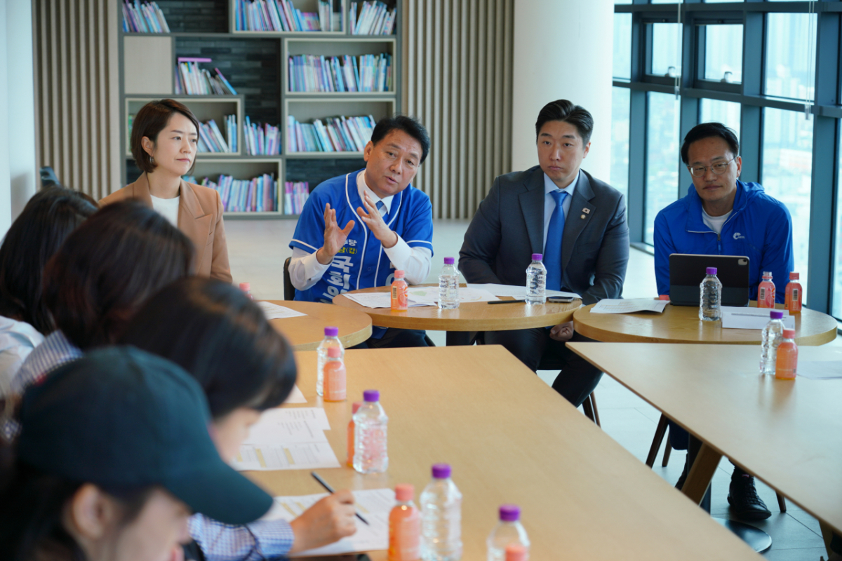 이광재 경기 하남갑 더불어민주당 후보가 12일 학부모들과 간담회를 진행하는 모습. /사진=이광재 캠프