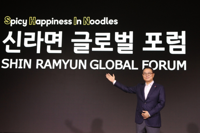 농심 신라면 국내 라면 최초 누적 매출 20조원을 달성했다고 밝혔다. 조용철 농심 대표이사가 13일 오전 서울 중구에서 열린 글로벌 포럼에서 이 같은 성과를 설명하는 모습./사진제공=농심