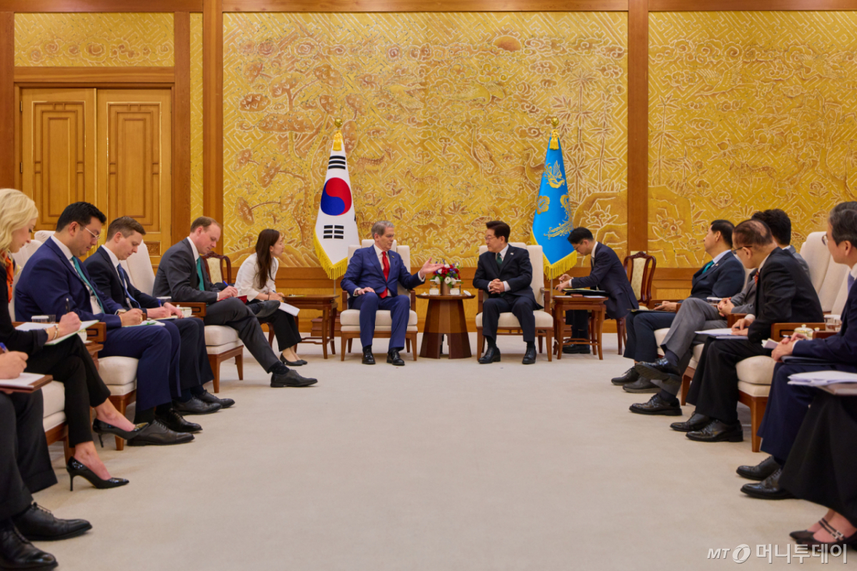 [서울=뉴시스] 최동준 기자 = 이재명 대통령이 13일 미·중 정상회담을 앞두고 사전 조율을 위해 청와대를 방문한 스콧 베센트 미국 재무부 장관을 접견하고 있다. (사진=청와대 제공) 2026.05.13. photo@newsis.com  *재판매 및 DB 금지 /사진=최동준