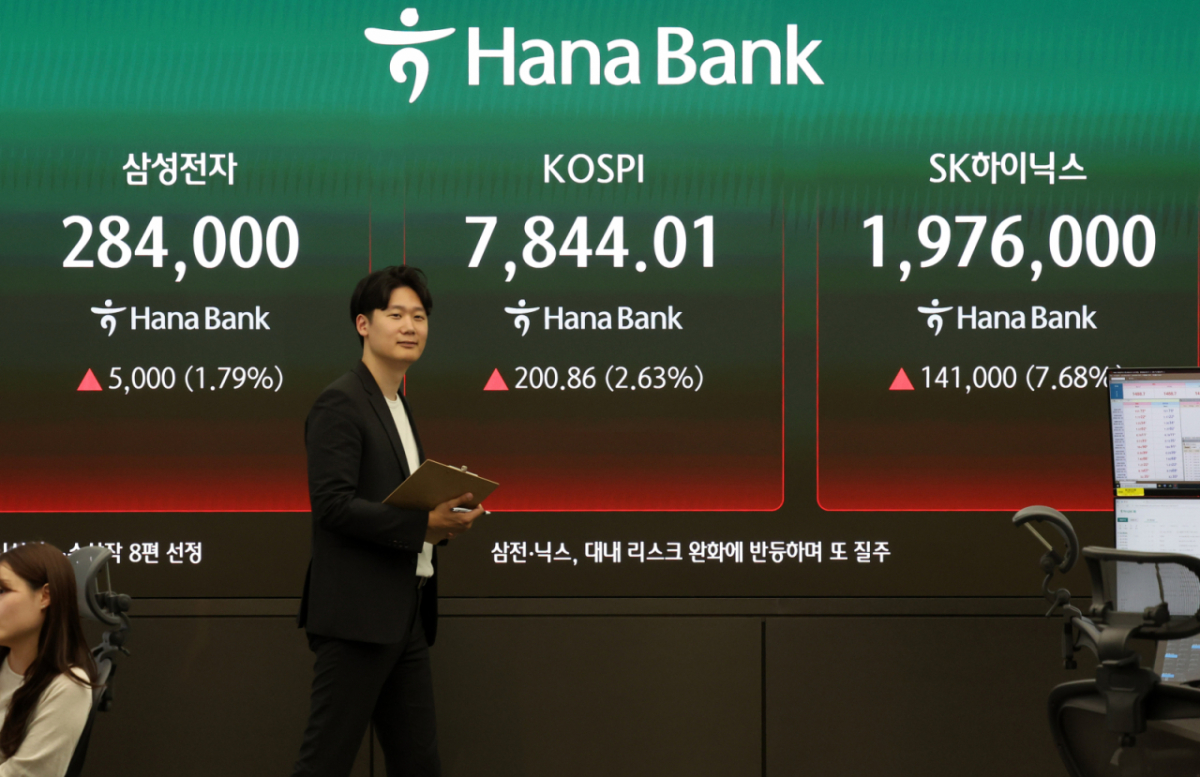 [서울=뉴시스] 배훈식 기자 = 코스피가 7844.01 포인트로 종가 기준 최고치를 경신한 13일 오후 서울 중구 하나은행 딜링룸 전광판에 삼성전자와 SK하이닉스가 각각 전 거래일보다 5000원, 14만1000원 오른 28만4000원, 197만6000원을 나타내고 있다. 2026.05.13. dahora83@newsis.com /사진=배훈식