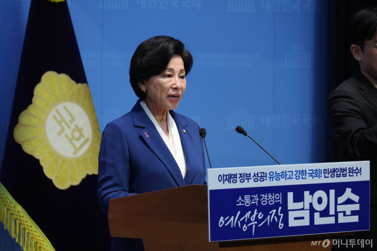 [서울=뉴시스] 고승민 기자 = 남인순 더불어민주당 의원이 4일 서울 여의도 국회 소통관에서 국회부의장 선거 출마 기자회견을 하고 있다. 2026.05.04. kkssmm99@newsis.com /사진=고승민