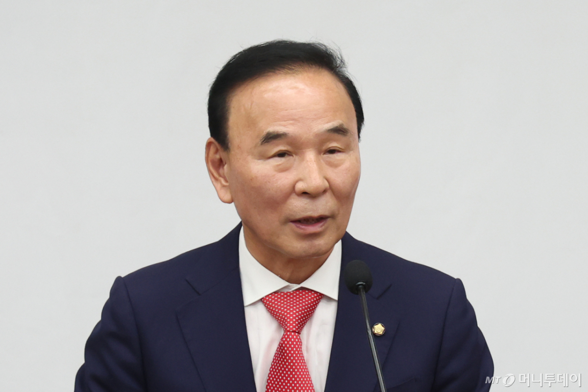 [서울=뉴시스] 고승민 기자 = 박덕흠 신임 국회부의장이 13일 서울 여의도 국회에서 열린 제22대 국회 후반기 국민의힘 국회부의장 선출 의원총회에서 당선 후 인사말을 하고 있다. 2026.05.13. kkssmm99@newsis.com /사진=고승민