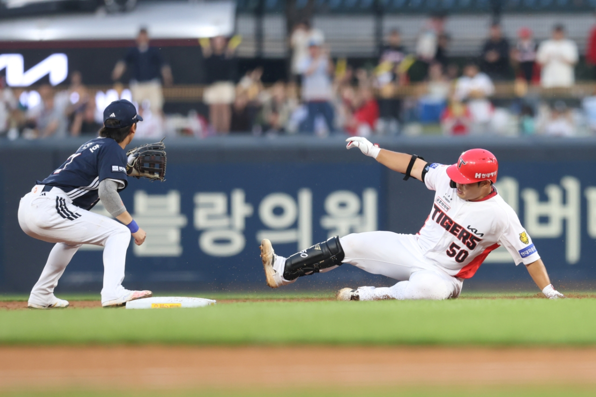 13일 광주-KIA 챔피언스필드에서 펼쳐진 두산 베어스와  KIA 타이거즈의 경기. KIA 박상준(오른쪽)이 3회 2루타를 친 뒤 슬라이딩을 시도하고 있다. /사진=KIA 타이거즈 제공