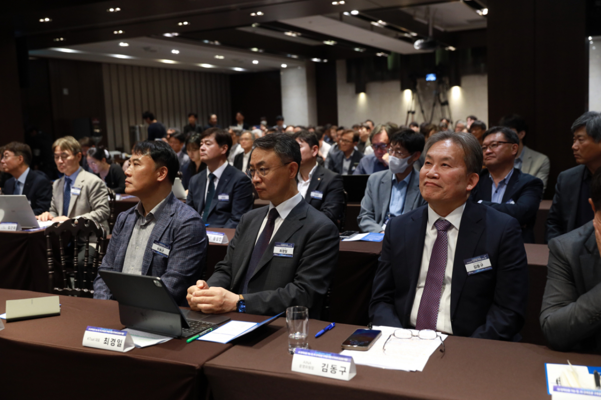 13일 서울 양재 엘타워에서 열린 ETRI(한국전자통신연구원) 창립 50주년 기념 'AI 고속도로 포럼'의 주요 참석자가 발표를 경청하고 있다. /사진=ETRI