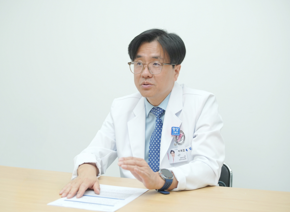 이재갑 한림대학교 강남성심병원 감염내과 교수가 머니투데이와 인터뷰하고 있다./사진= 코로나19 후유증 조사연구 사무국