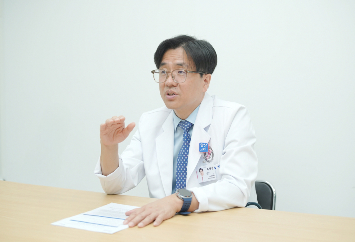 이재갑 한림대학교 강남성심병원 감염내과 교수가 머니투데이와 인터뷰하고 있다./사진= 코로나19 후유증 조사연구 사무국