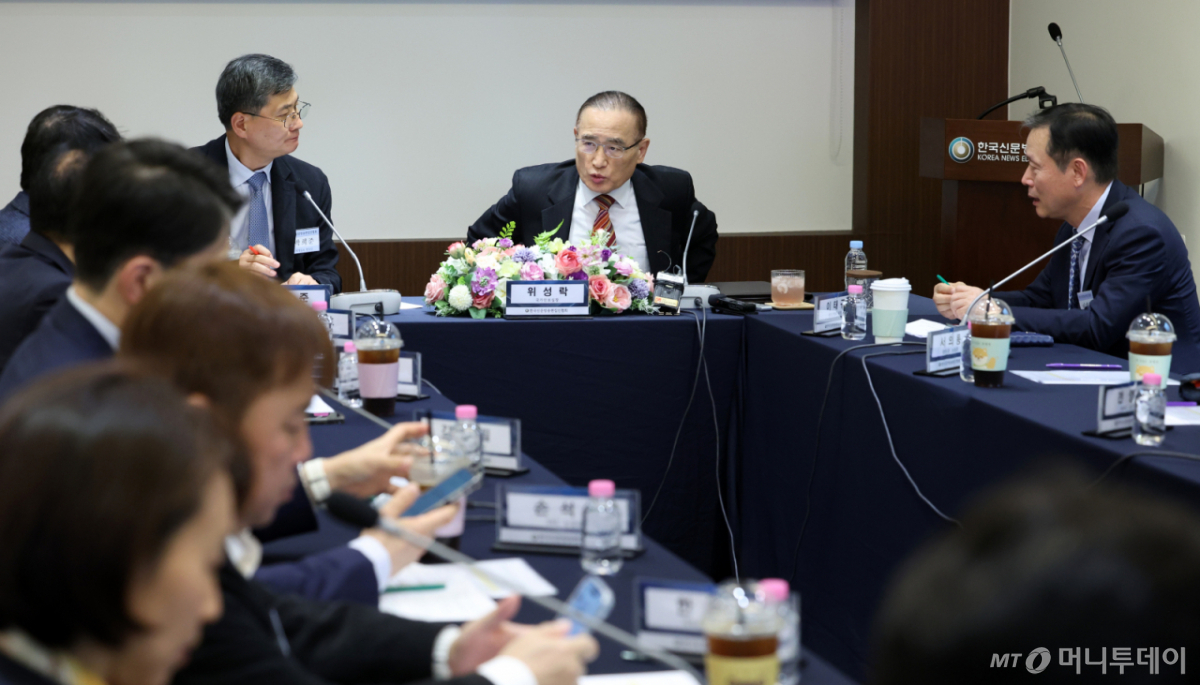 [서울=뉴시스] 이영환 기자 = 위성락 국가안보실장이 13일 오후 서울 중구 한국프레스센터에서 열린 편집인협회 초청 간담회에 참석해 이태규 한국신문방송편집인협회장 등과 대화를 하고 있다. 2026.05.13. 20hwan@newsis.com /사진=이영환