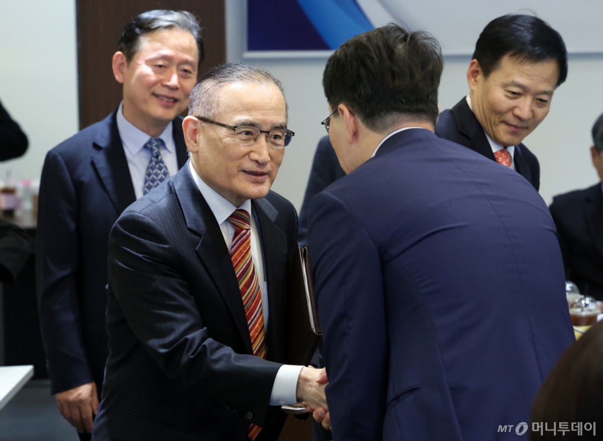 [서울=뉴시스] 이영환 기자 = 위성락 국가안보실장이 13일 오후 서울 중구 한국프레스센터에서 열린 편집인협회 초청 간담회에서 참석자들과 인사를 나누고 있다. 2026.05.13. 20hwan@newsis.com /사진=이영환