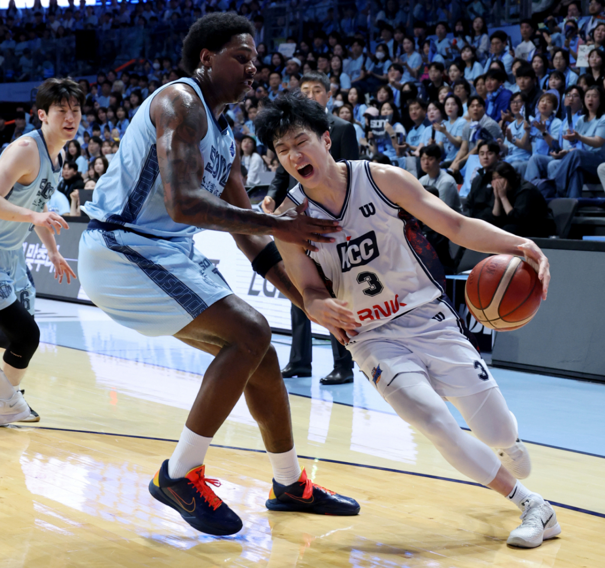 KCC 허웅이 13일 고양체육관에서 열린 LG전자 2025-2026 프로농구 챔피언결정전 고양소노와 부산KCC 5차전에서 돌파를 시도하고 있다. .  2026.05.13.   KCC 허웅이 13일 고양체육관에서 열린 LG전자 2025-2026 프로농구 챔피언결정전 고양소노와 부산KCC 5차전에서 돌파를 시도하고 있다. .  2026.05.13. /사진=강영조 cameratalks@