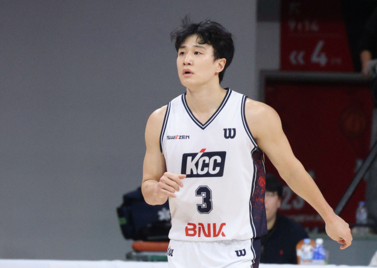 2025-2026 LG전자 프로농구 안양 정관장 대 부산 KCC 경기가 7일 경기도 안양 정관장아레나에서 열렸다.  KCC 허웅이 3점슛 성공 후 백코트하고 있다. /사진=김진경 kim.jinkyung@
